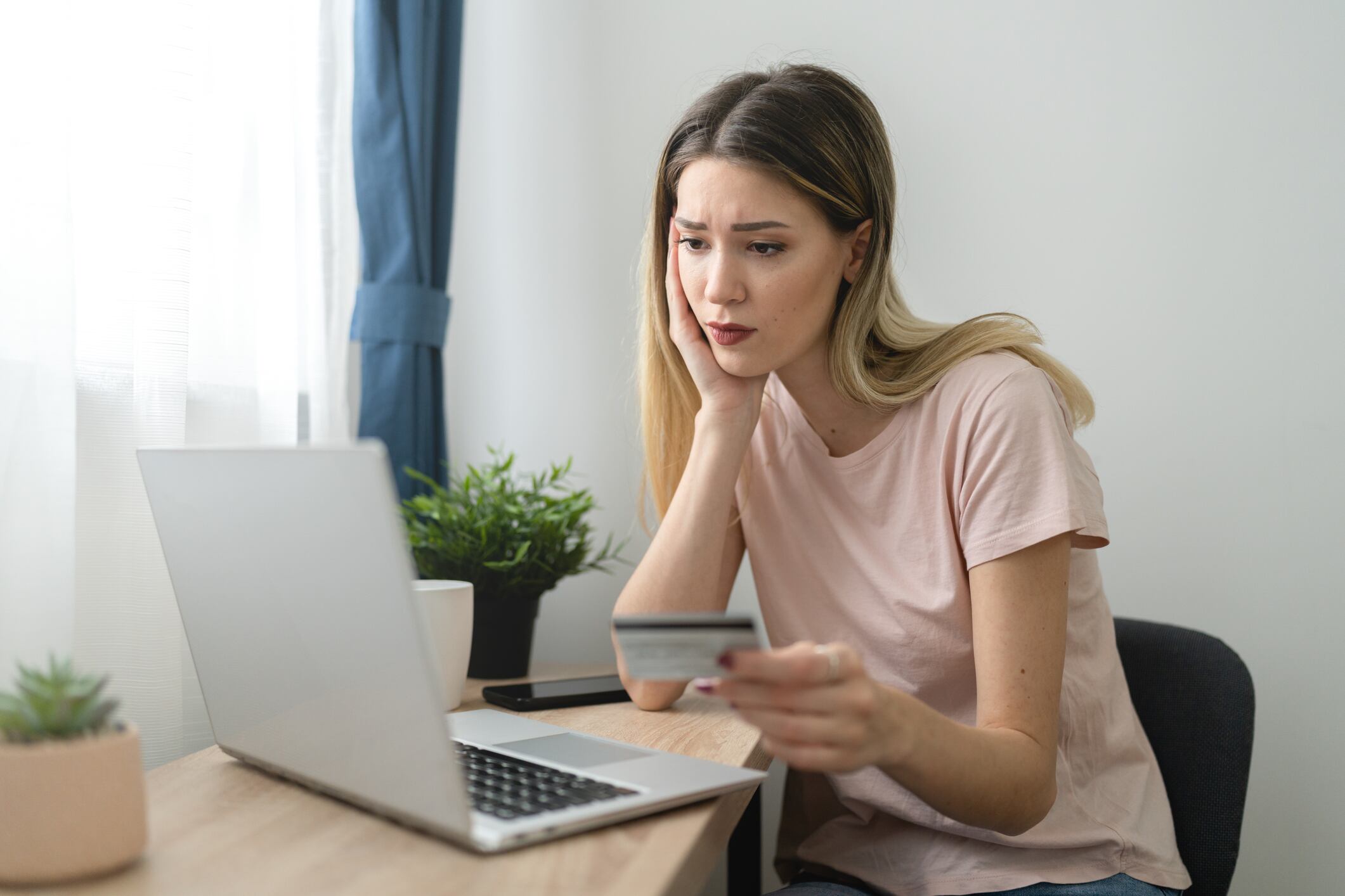 Mujer investigan su puntaje crediticio / Cortesía Getty