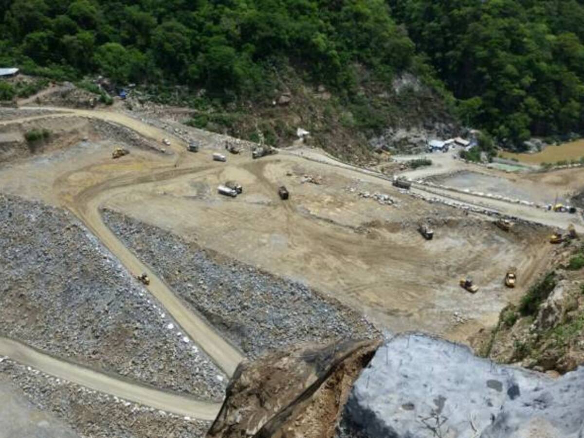 Paro de camiones deja sin mezclas para Hidroituango y Túnel de Oriente en Antioquia