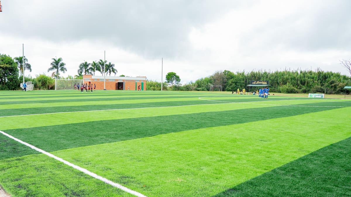 Después de 45 años de espera, la cancha de la Liga de Fútbol de Risaralda fue remodelada