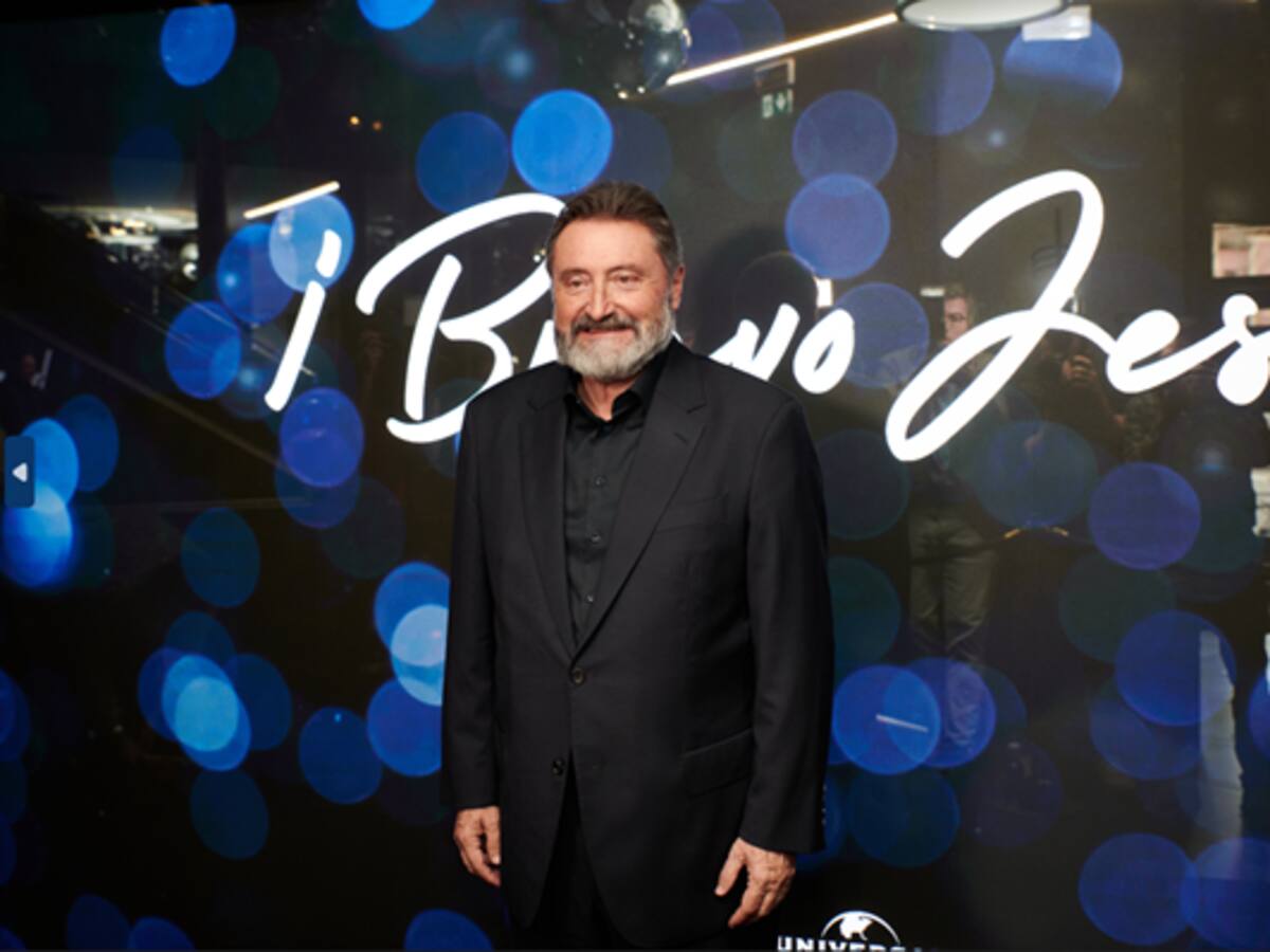 Jesús Lopez responsable de éxitos como "Despacito" y "Camisa negra" recibe reconocimiento.