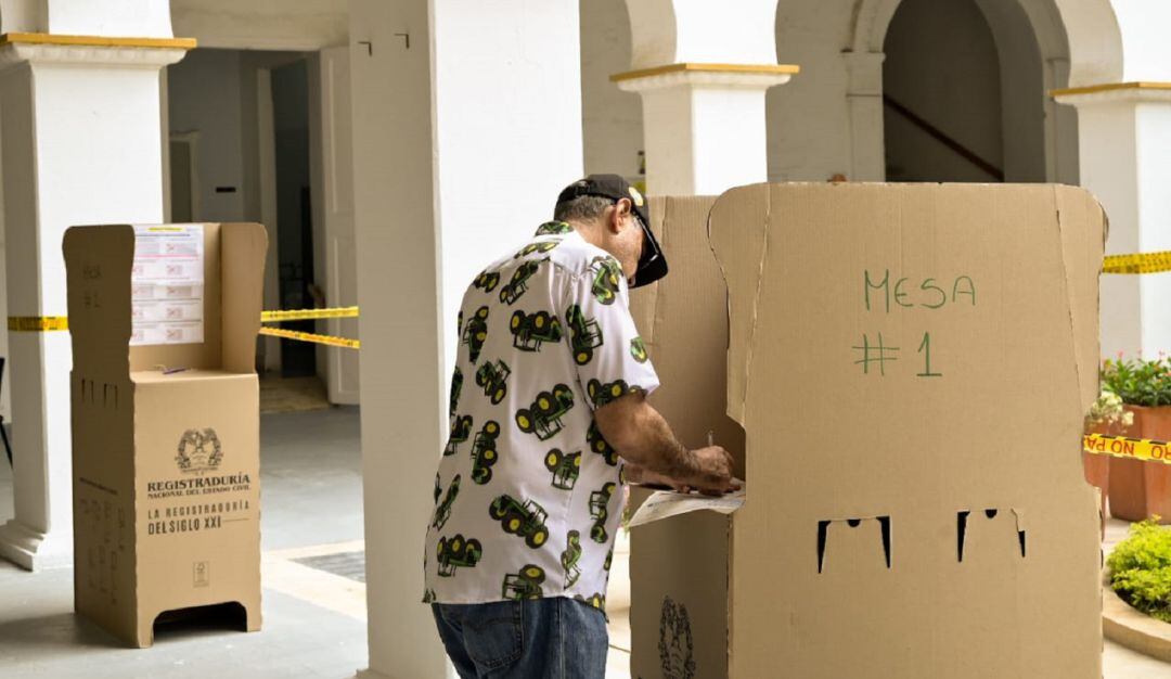 El mandatario votó en el Claustro de la Merced, sede de la Universidad de Cartagena en el Centro Histórico