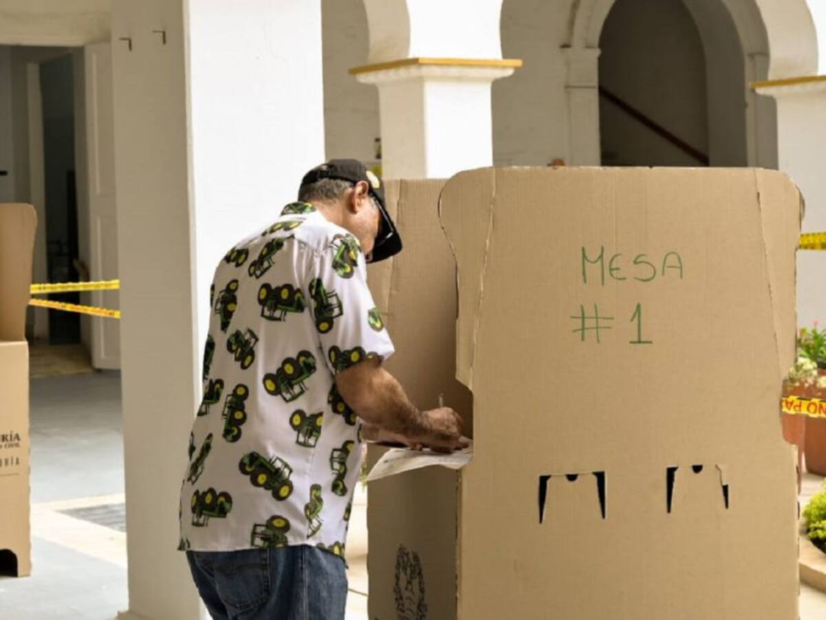 Alcalde de Cartagena William Dau ejerció su derecho al voto