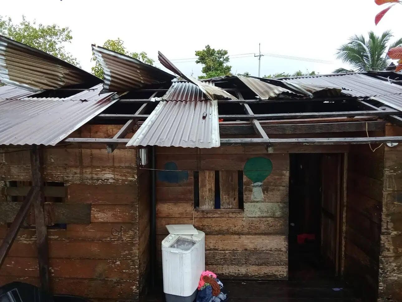 Las viviendas resultaron destechadas por los fuertes vientos y las lluvias. Foto: Alcaldía de Murindó.