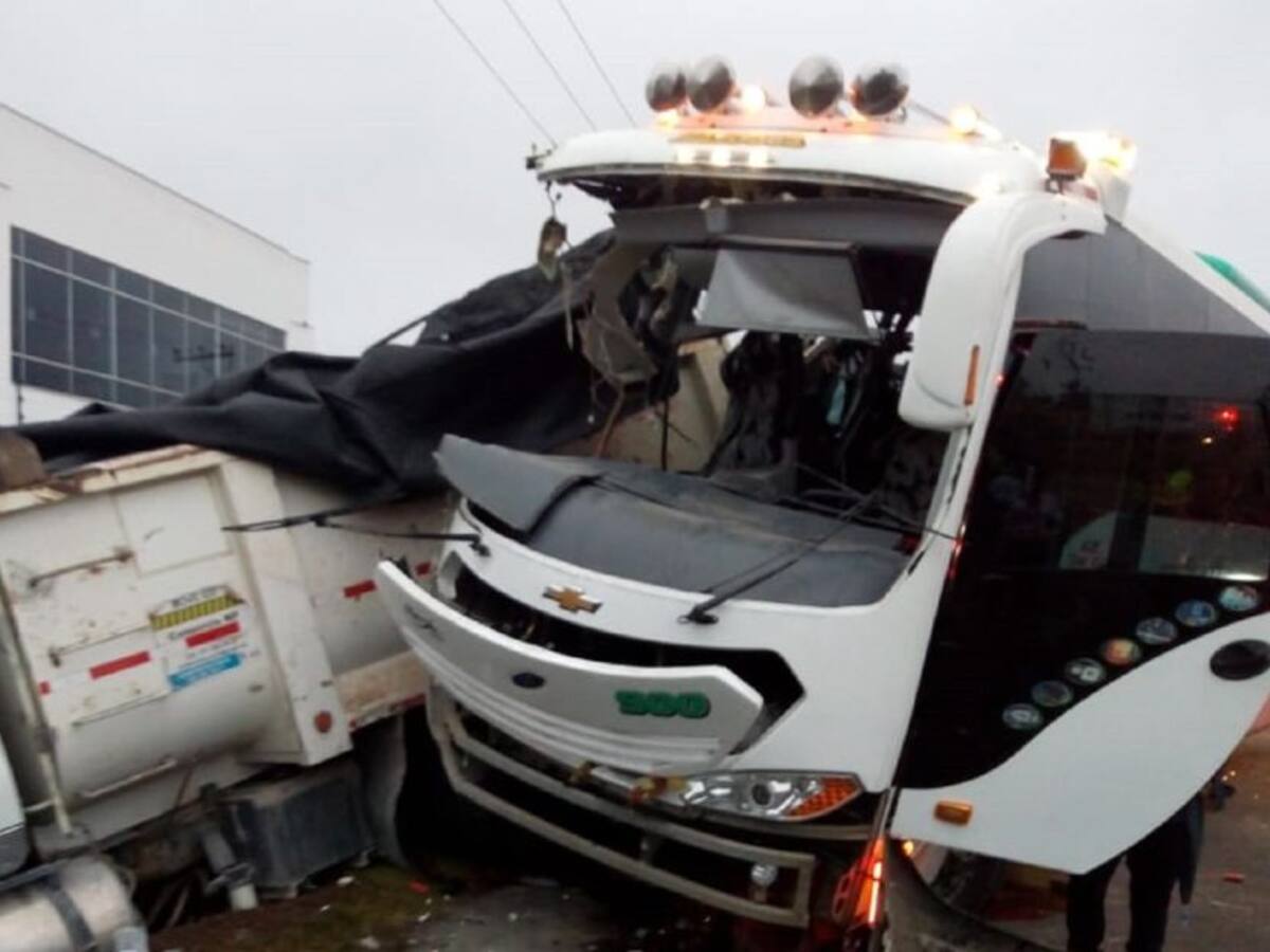 (VIDEO) Dos muertos y 40 heridos dejó accidente en Cundinamarca