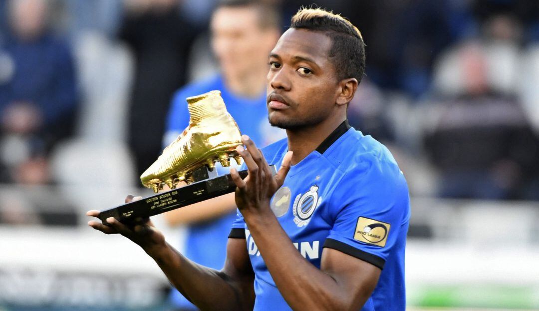 José Heriberto Izquierdo posa con la Bota de Oro del fútbol belga.