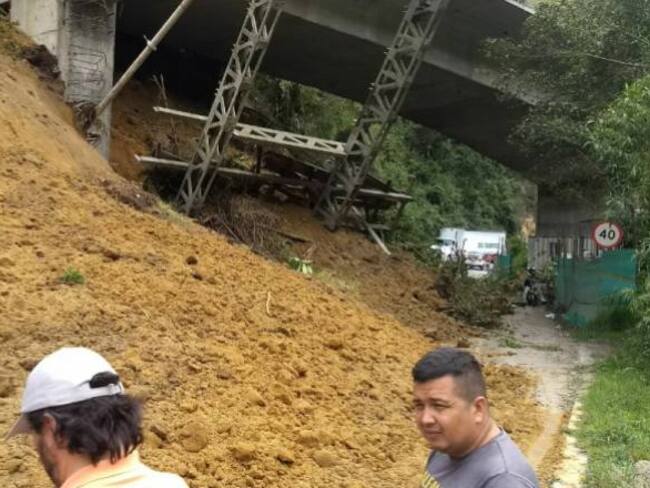 Habilitada vía a La Línea afectada por derrumbes en Tolima