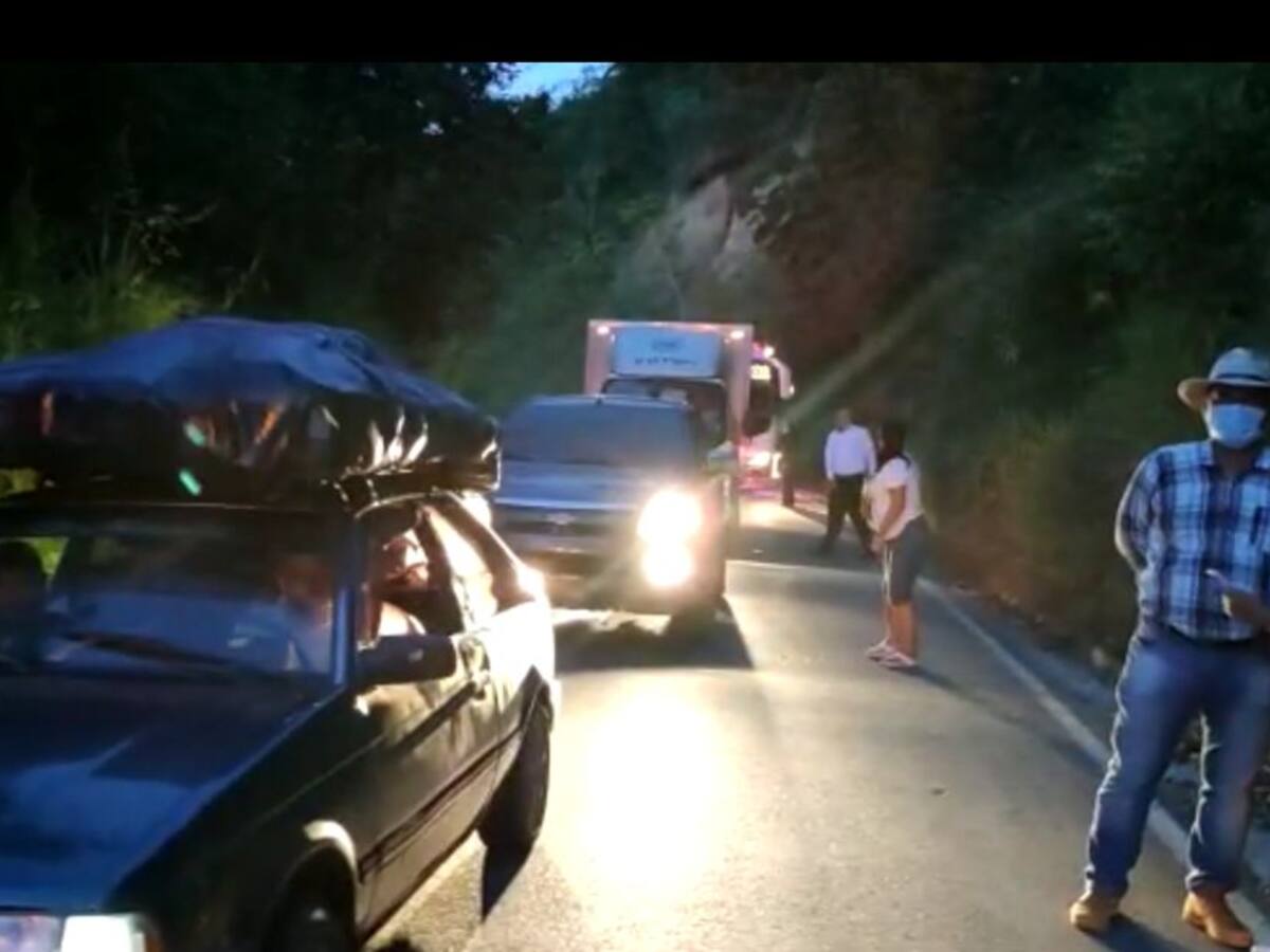 Cometen atraco masivo en la vía Santa Fe de Antioquia – Caicedo