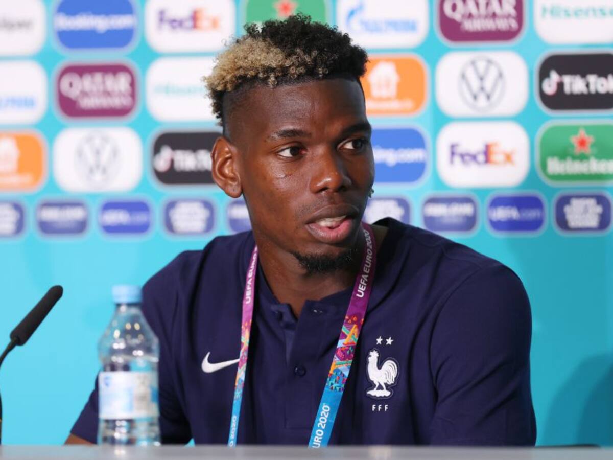 A lo Cristiano: Pogba retira una botella de cerveza durante rueda de prensa