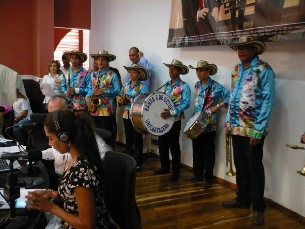 Darío Arizmendi y su equipo desde la heroica, mostrando lo mejor de la ciudad y sus gentes. Foto: Caracol Radio.