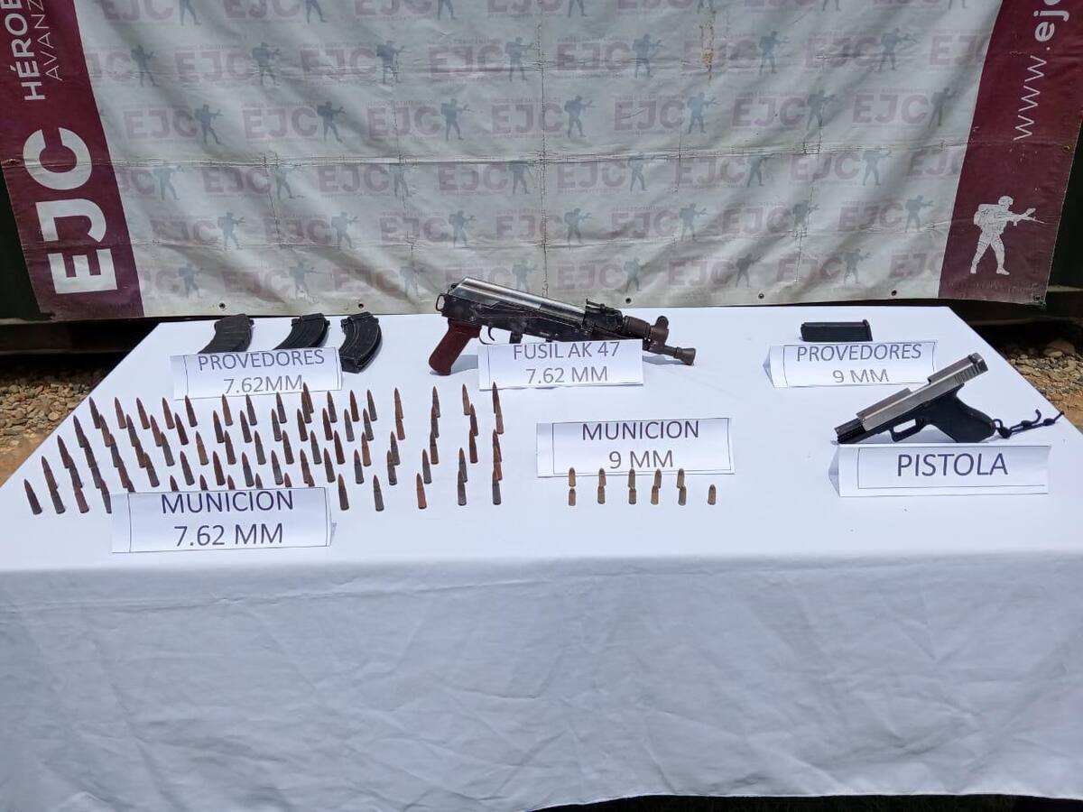 El ejército halló un fusil AK-47 y una pistola al parecer del Clan del Golfo en Tarazá