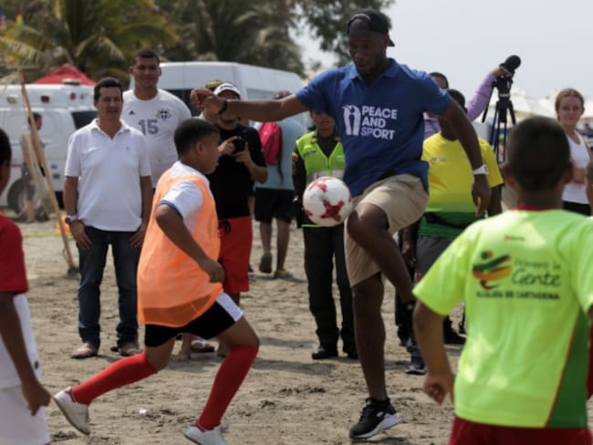 Didier Drogba jugó fútbol con los niños en una playa de Cartagena