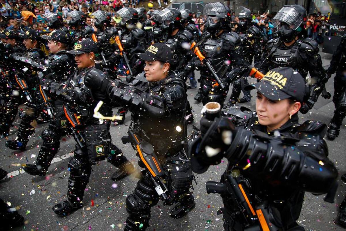 Miles de bogotanos salieron a las calles a observar el desfile del 20 de julio que realizan las Fuerzas Armadas Colombianas.