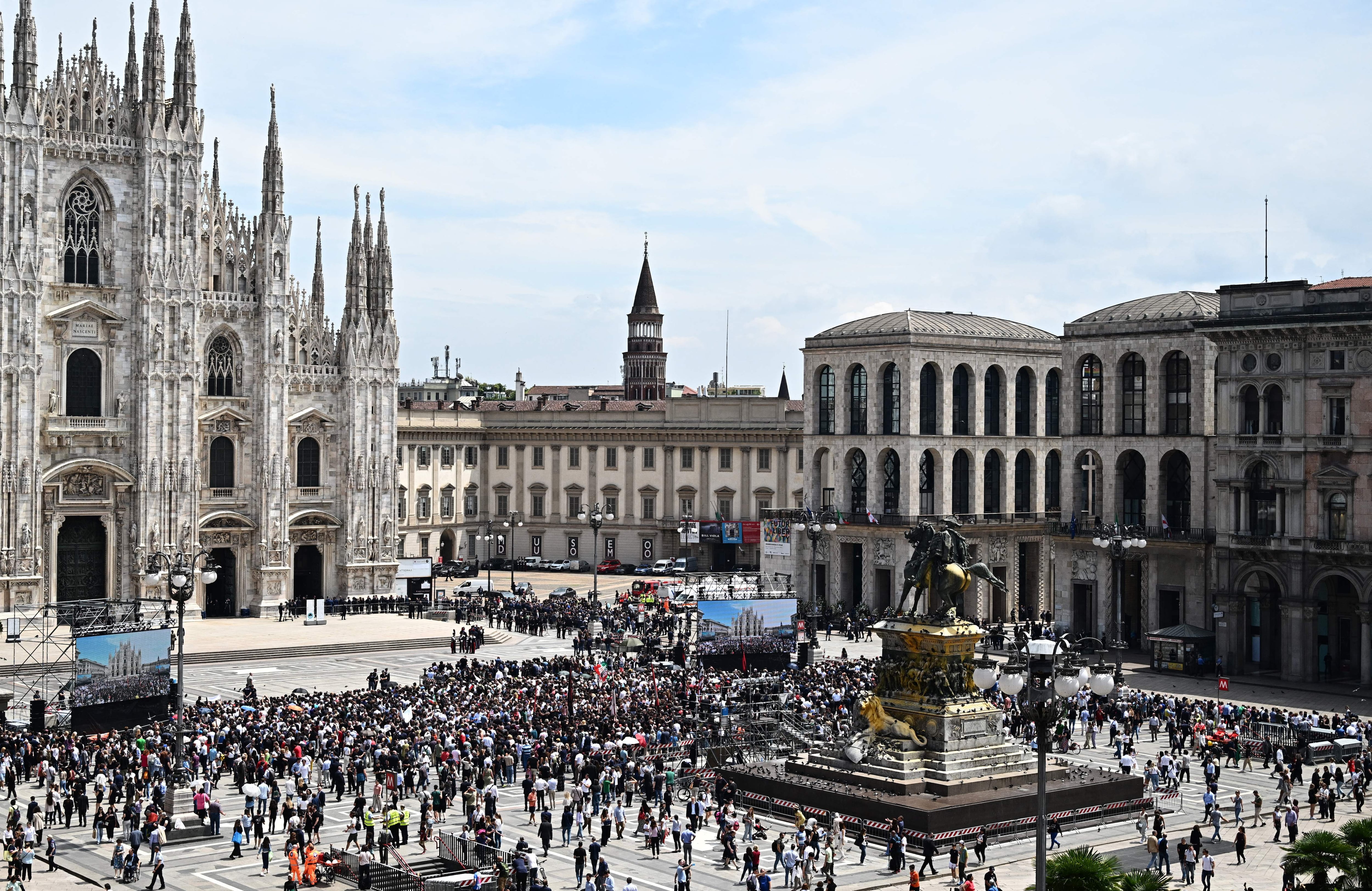 Llegada de seguidores de Silvio Berlusconi a la catedral de Milán para su funeral de estado. 
(Foto:    GABRIEL BOUYS/AFP via Getty Images)
