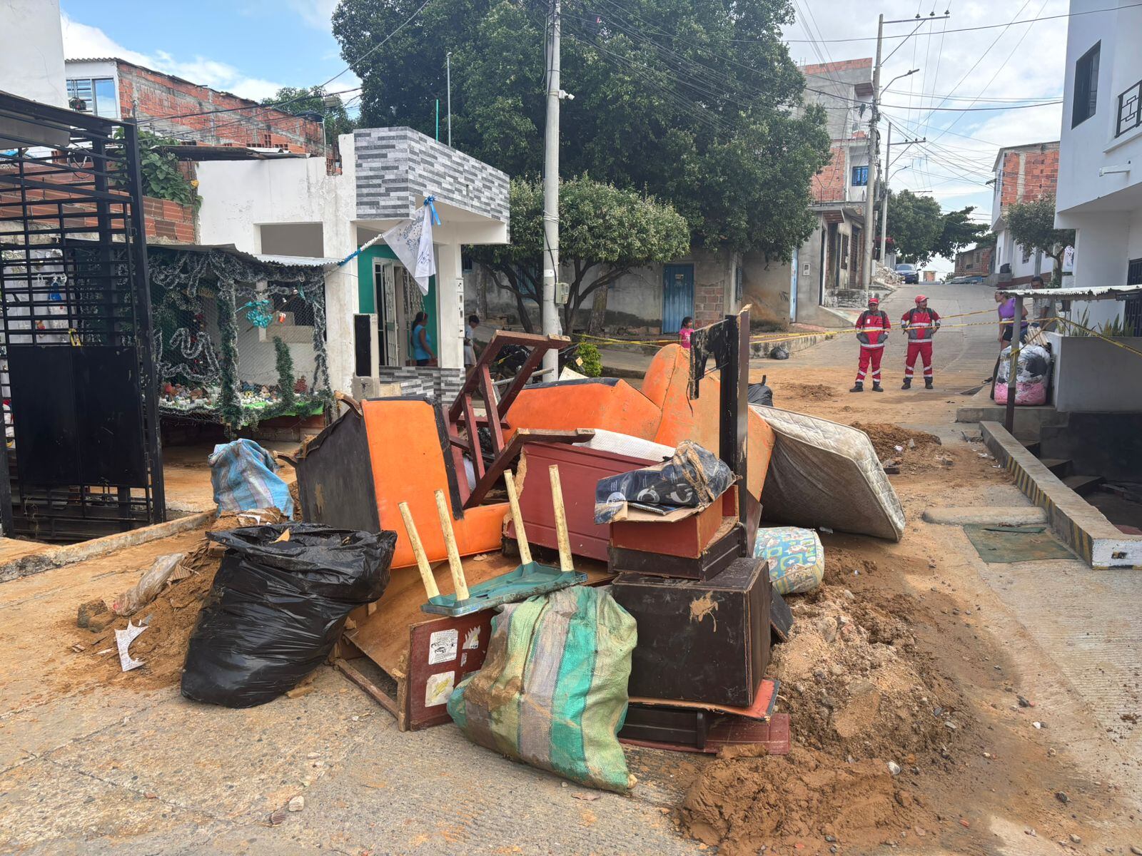 Emergencia en Villa del Rosario: ruptura de tubo afectó a más de 40 familias. / Foto: Camilo Picón.