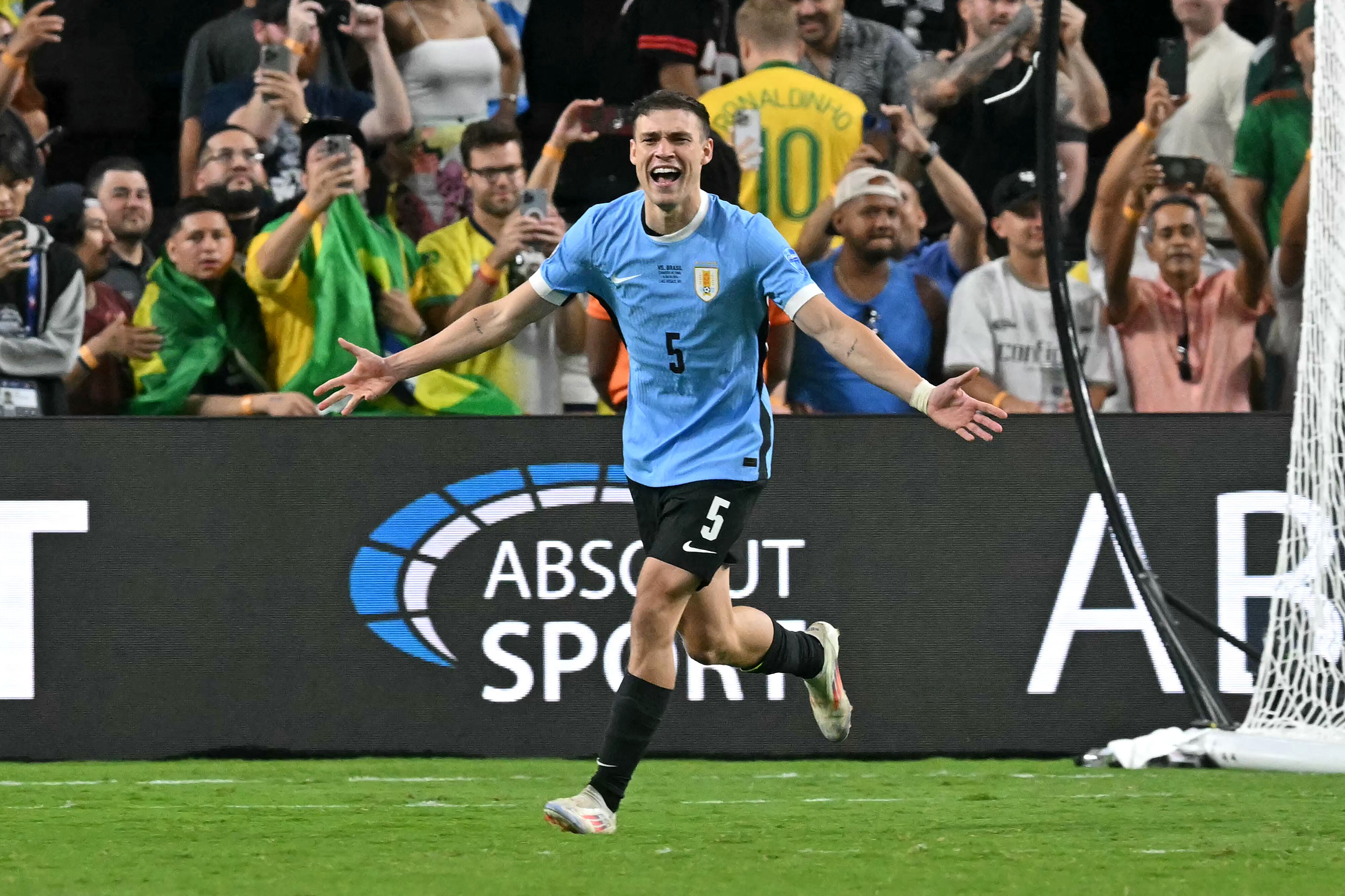 Manuel Ugarte festeja el penalti definitivo en la victoria de Uruguay. (Photo by FREDERIC J. BROWN/AFP via Getty Images)