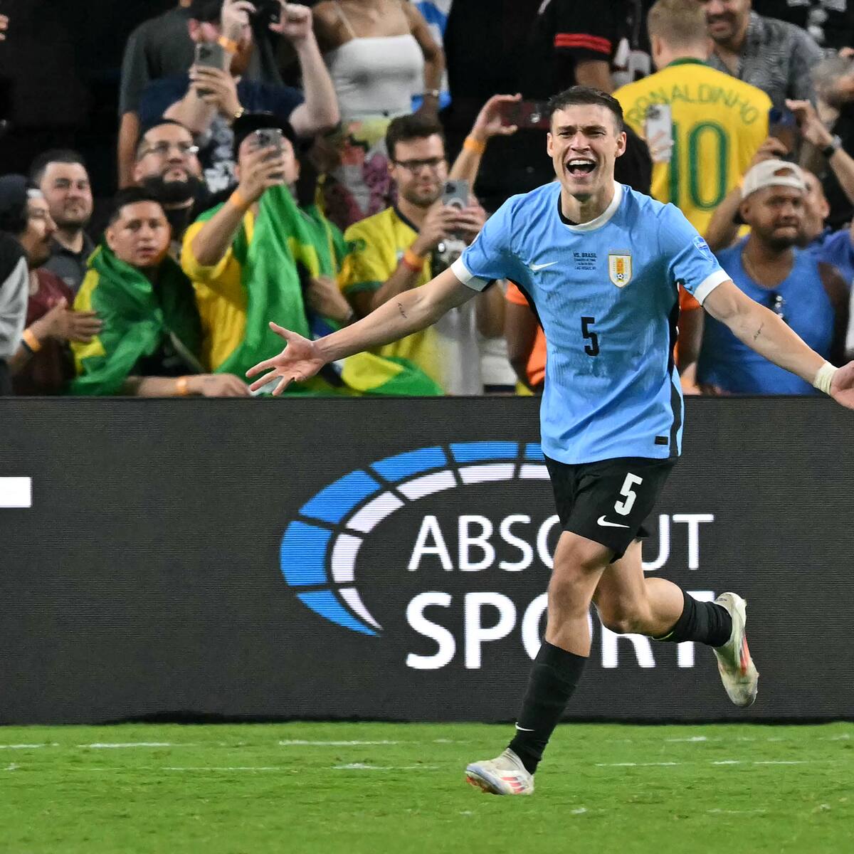 Uruguay vence a Brasil en los penaltis y será rival de Colombia en las semifinales