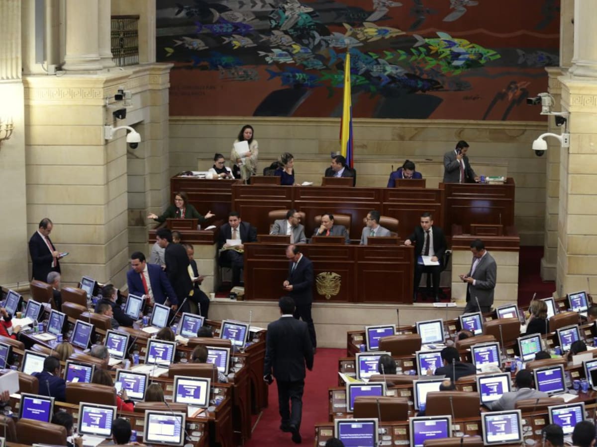 Cámara de Representantes debe $2.300 millones en internet