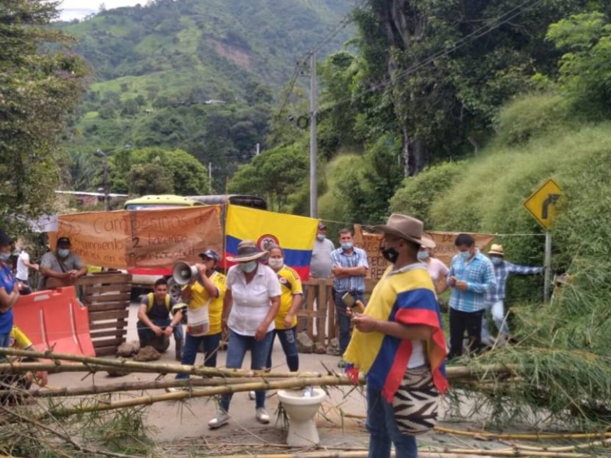 VIDEO: Campesinos bloquean la vía a Matanza