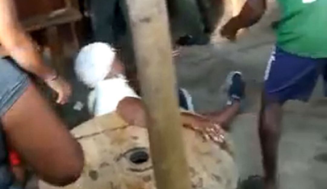 La víctima sufrió contusiones en costillas y uno de sus brazos tras ser presuntamente empujada por un uniformado