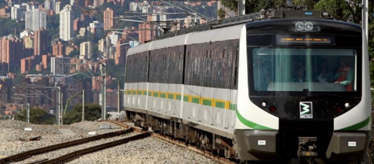 Obama, Selena Gomez, Hillary Clinton, Spider-Man y Justin Bieber son algunos de los “amigos” de los que averagerob presume en su cuenta de Instagram.