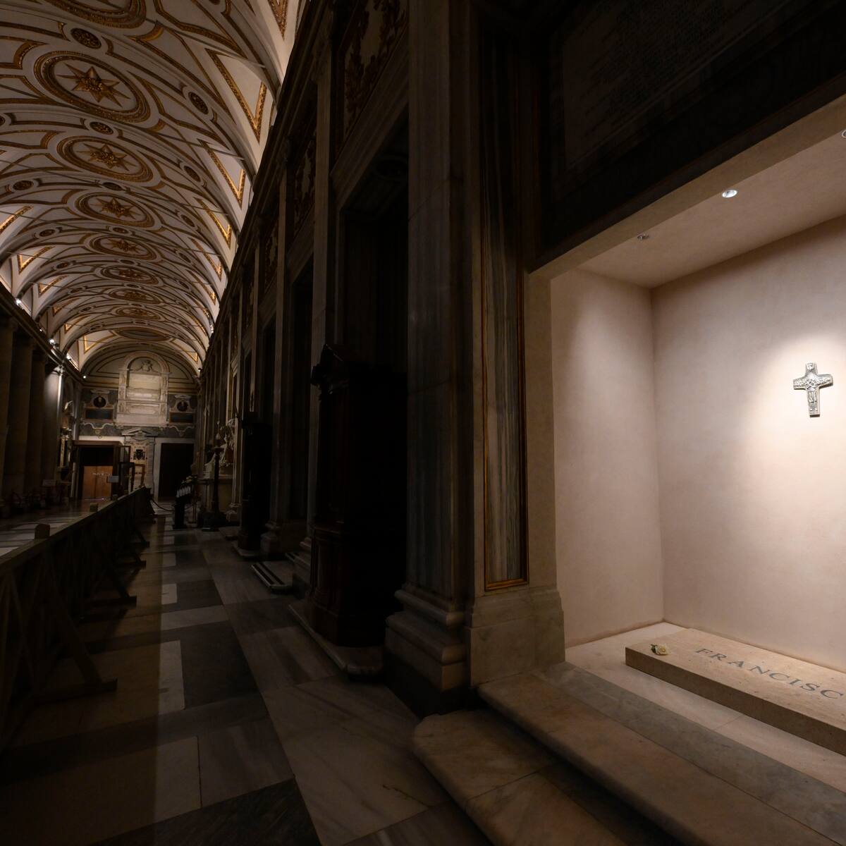 Miles de fieles católicos visitan la tumba del papa Francisco en la basílica Santa María la Mayor
