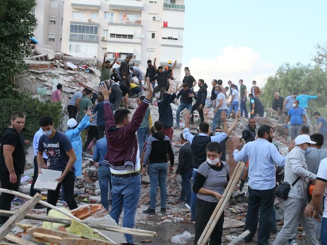 Cuatro muertos y 120 heridos deja sismo de magnitud 7 en Turquía