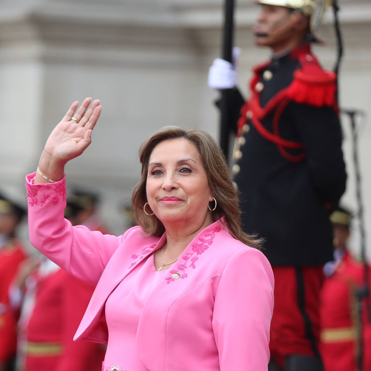 El escándalo de los relojes deja abierta la puerta de salida de la presidenta Boluarte