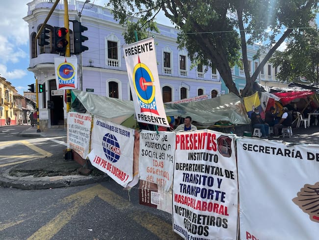 Extrabajadores de entidades públicas llevan protestando dos meses en el centro de Bogotá: ¿Por qué?