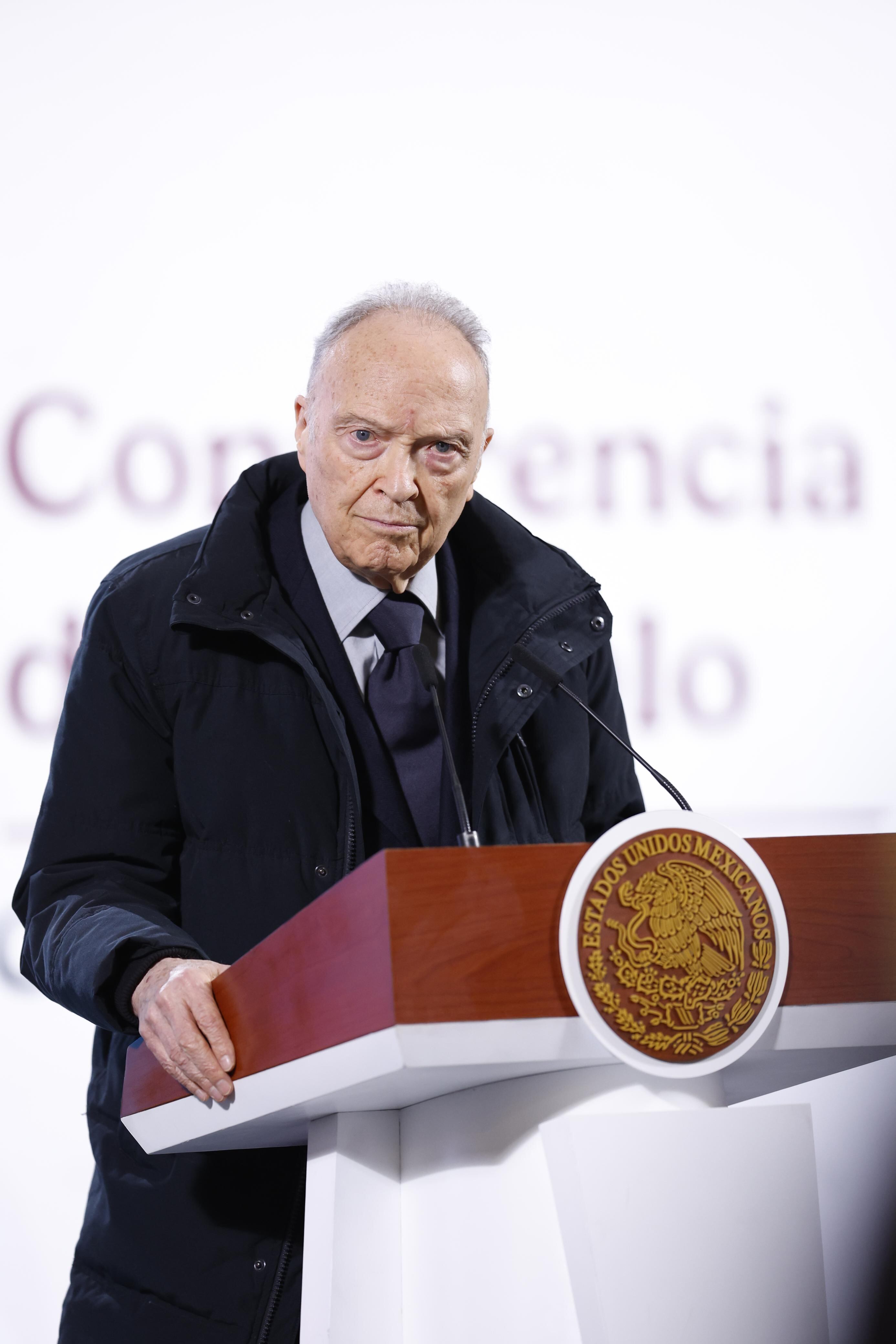 MEX4059. CIUDAD DE MÉXICO (MÉXICO), 25/02/2025.- El titular de la FGR, Alejandro Gertz Manero, habla durante una rueda de prensa este martes, en el Palacio Nacional, en Ciudad de México (México). La Fiscalía General de la República (FGR) mexicana reveló que ha pedido cuatro veces a Estados Unidos la extradición de Ismael El 'Mayo' Zambada, quien el viernes pasado exigió su repatriación a México con el argumento que lo secuestraron para entregarlo. EFE/ Sáshenka Gutiérrez