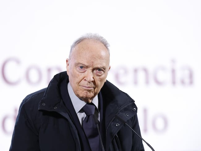 MEX4059. CIUDAD DE MÉXICO (MÉXICO), 25/02/2025.- El titular de la FGR, Alejandro Gertz Manero, habla durante una rueda de prensa este martes, en el Palacio Nacional, en Ciudad de México (México). La Fiscalía General de la República (FGR) mexicana reveló que ha pedido cuatro veces a Estados Unidos la extradición de Ismael El 'Mayo' Zambada, quien el viernes pasado exigió su repatriación a México con el argumento que lo secuestraron para entregarlo. EFE/ Sáshenka Gutiérrez