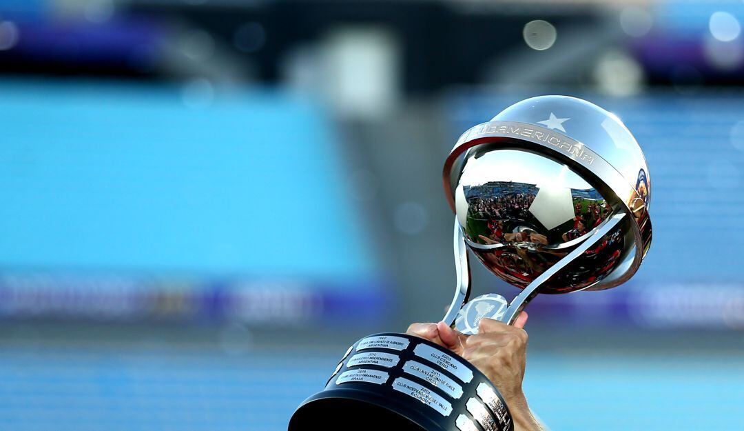 Trofeo de la Copa Sudamericana.