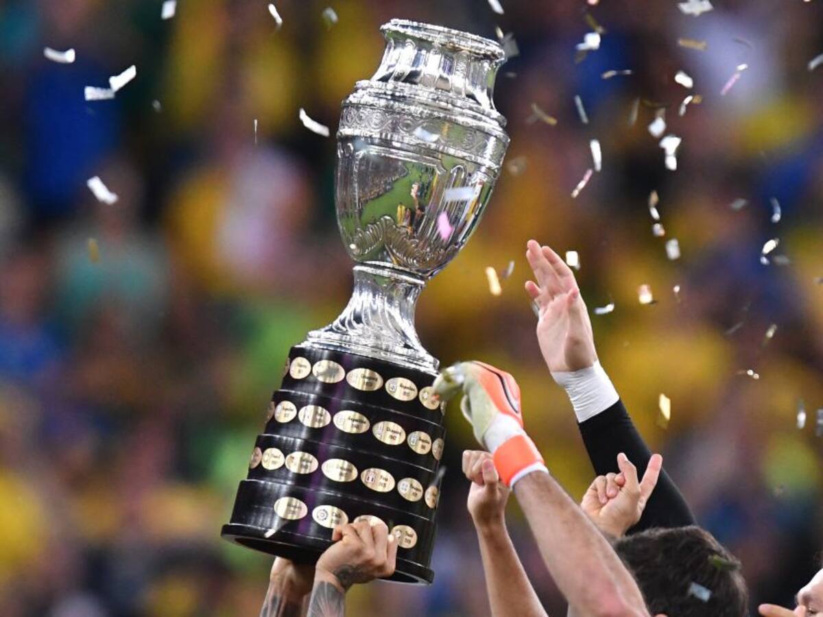 Bolsonaro afirma que si depende de él "habrá Copa América en Brasil"