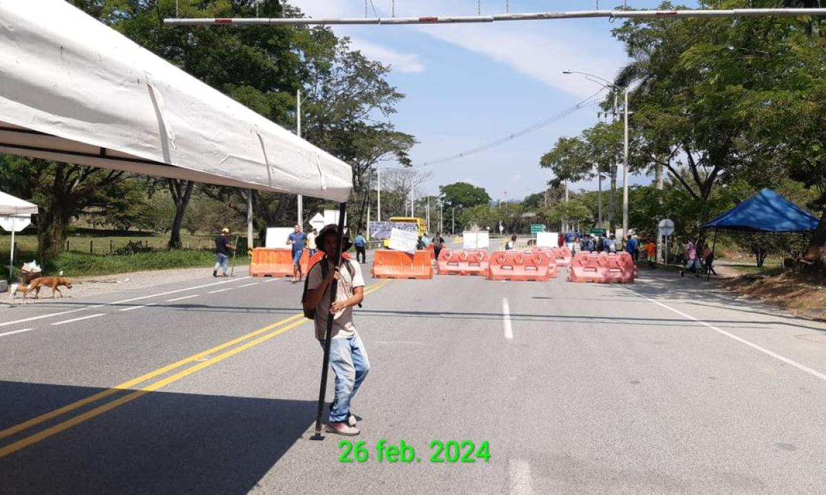 Bloqueo vía Medellín - La Pintada. Foto: cortesía.
