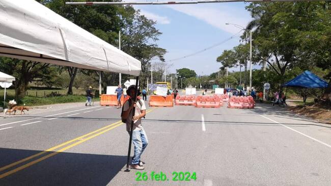 Bloqueo vía Medellín - La Pintada. Foto: cortesía.
