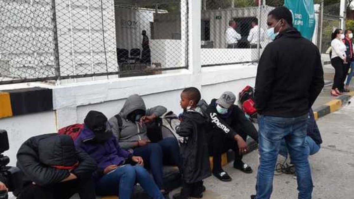 Desde Cali salen cinco buses diarios con haitianos rumbo a Medellín