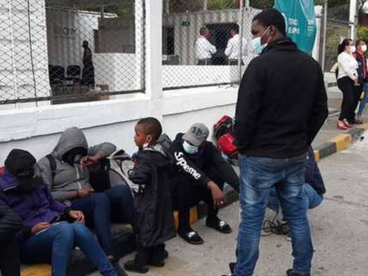 Desde Cali salen cinco buses diarios con haitianos rumbo a Medellín
