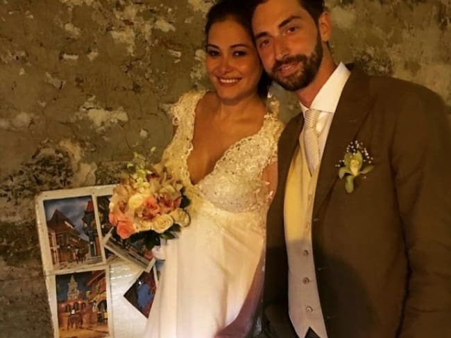 La presentadora compartió imágenes de los momentos que vivió junto a familiares y amigos al sellar su compromiso con el italiano Matteo Conti.