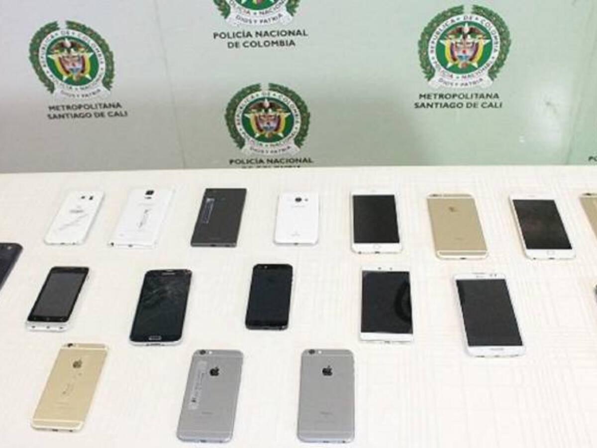Policía regresa a sus dueños 27 celulares que habrían sido robados durante concierto en Cali