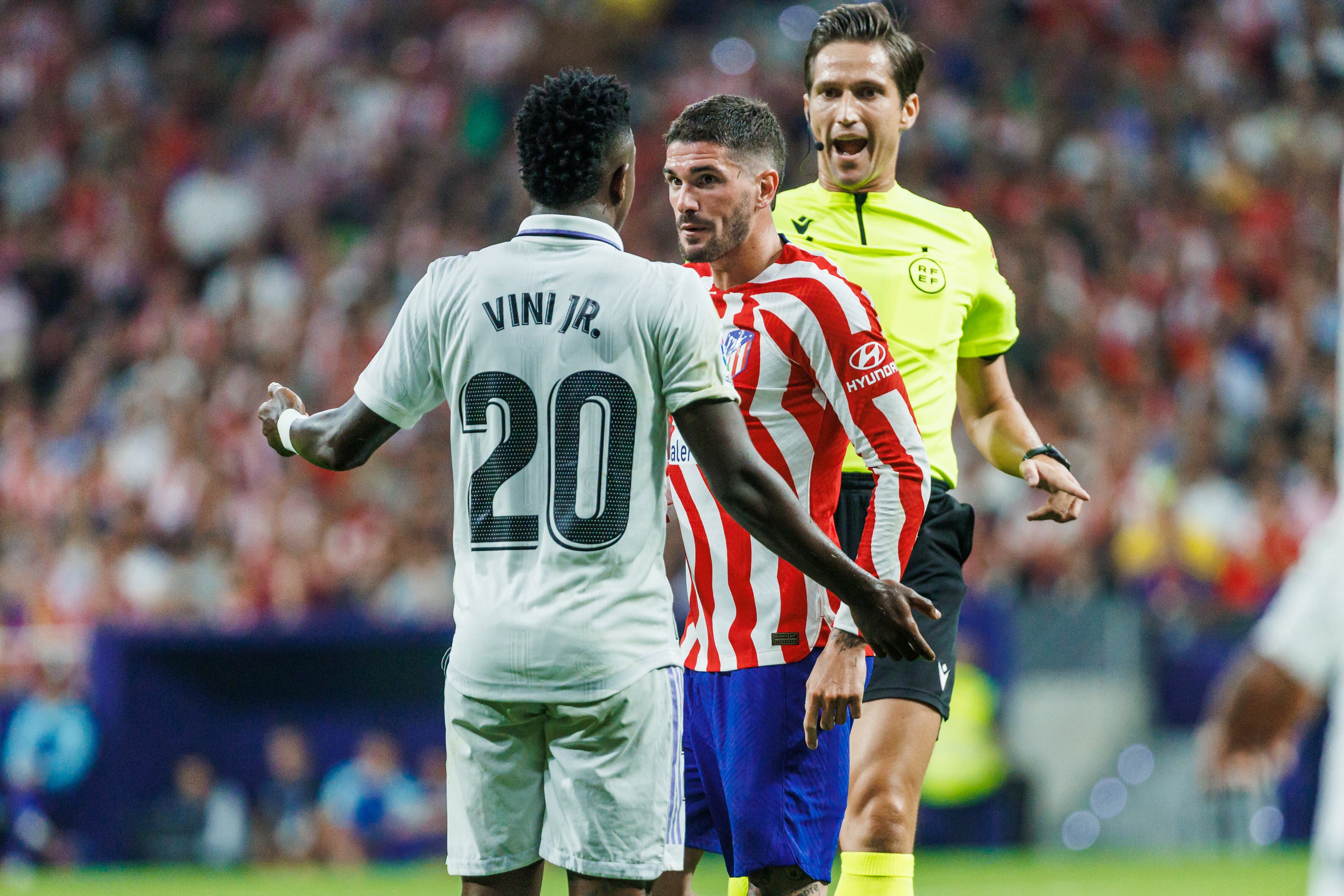 Vinicius Junior y Rodrigo de Paul en un clásico entre Real Madrid y Atlético de Madrid. (Photo by Pablo Garcia/DAX Images/NurPhoto via Getty Images)