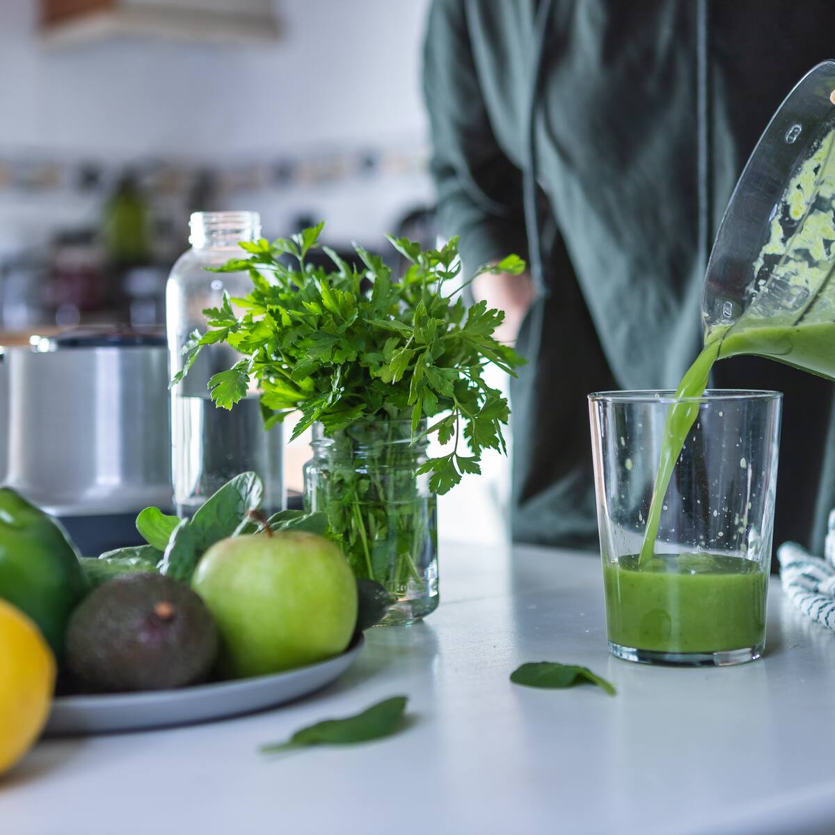 3 jugos naturales con apio para aliviar dolor de articulaciones, de cabeza y otros males