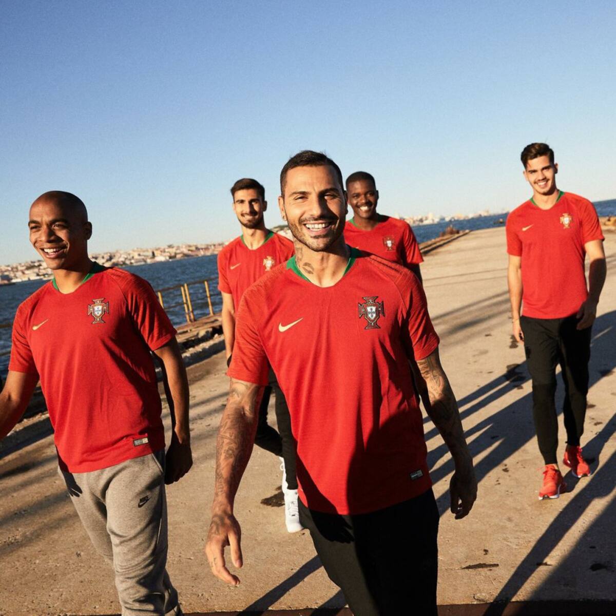 Nike es la marca patrocinadora de la Selección de Portugal para este mundial de Rusia 2018. El logo y los números en los dorsales irán en color dorado