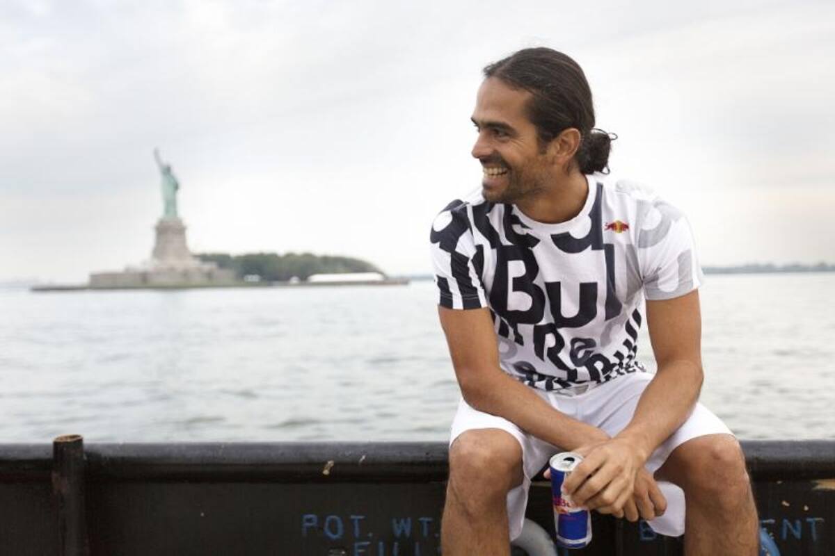 El clavadista colombiano saltó 23 metros desde un helicóptero como un adelanto de la quinta parada del Red Bull Cliff Diving World Series que se llevará a acabo en Boston (Estados Unidos).