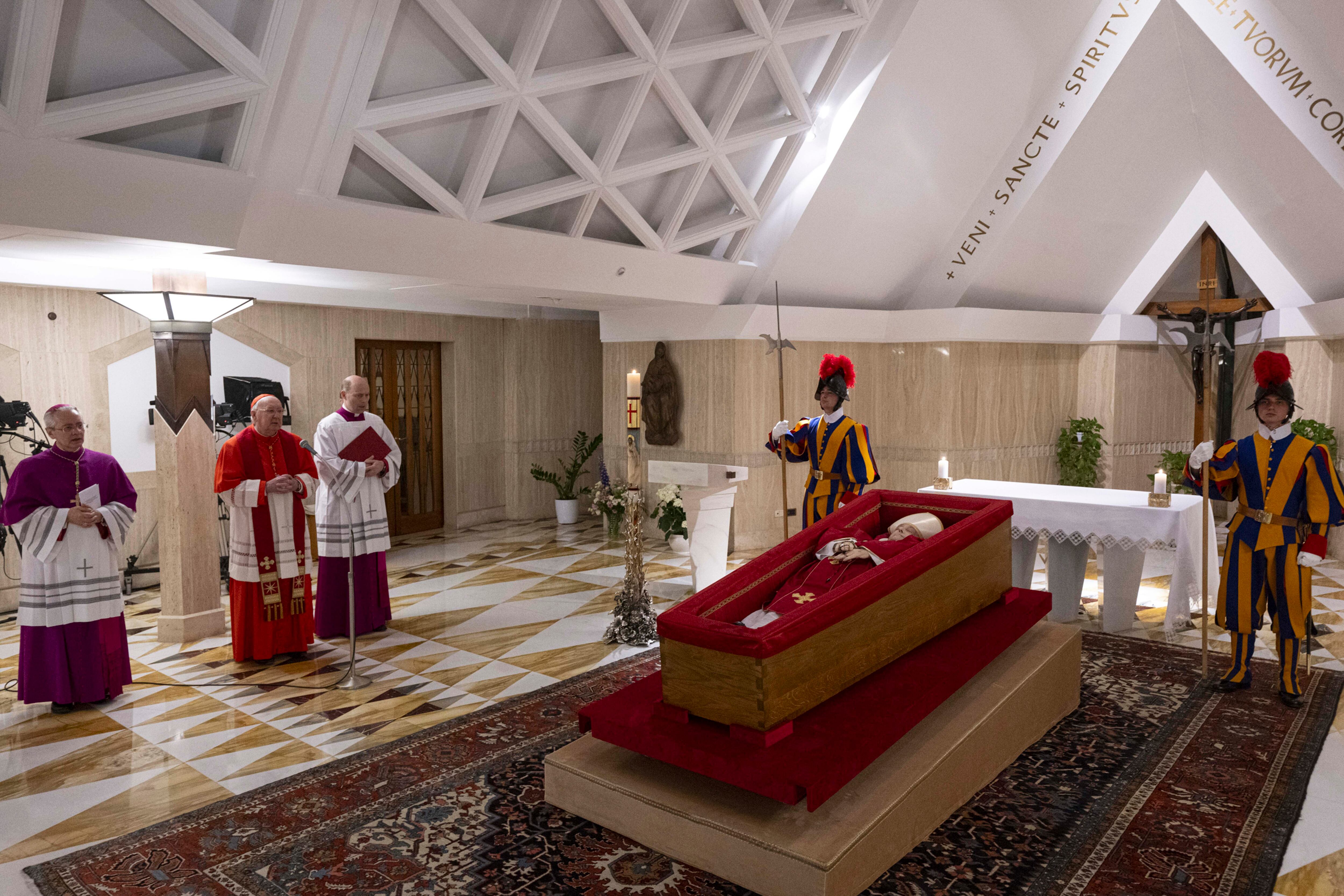 CIUDAD DLE VATICANO, 22/04/2025.- El Vaticano difundió este martes las primeras imágenes del papa Francisco, fallecido este lunes a los 88 años, en el féretro de madera en la capilla de la que fue su residencia, la Casa Santa Marta. El papa descansa sobre un féretro de madera forrado de terciopelo rojo con una casulla purpura y una mitra blanca y en las manos lleva un rosario. EFE/ Francesco Sforza/Dicasterio Para La Comunicación De La Santa Sede SOLO USO EDITORIAL/SOLO DISPONIBLE PARA ILUSTRAR LA NOTICIA QUE ACOMPAÑA (CRÉDITO OBLIGATORIO)