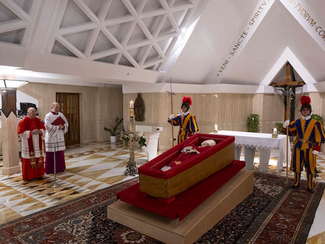 CIUDAD DLE VATICANO, 22/04/2025.- El Vaticano difundió este martes las primeras imágenes del papa Francisco, fallecido este lunes a los 88 años, en el féretro de madera en la capilla de la que fue su residencia, la Casa Santa Marta. El papa descansa sobre un féretro de madera forrado de terciopelo rojo con una casulla purpura y una mitra blanca y en las manos lleva un rosario. EFE/ Francesco Sforza/Dicasterio Para La Comunicación De La Santa Sede SOLO USO EDITORIAL/SOLO DISPONIBLE PARA ILUSTRAR LA NOTICIA QUE ACOMPAÑA (CRÉDITO OBLIGATORIO)