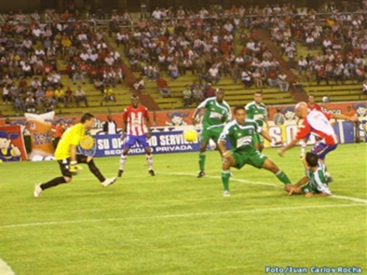 Junior venció 4-2 a Nacional en partido pendiente del fútbol colombiano