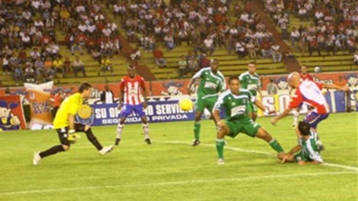 Junior venció 4-2 a Nacional en partido pendiente del fútbol colombiano