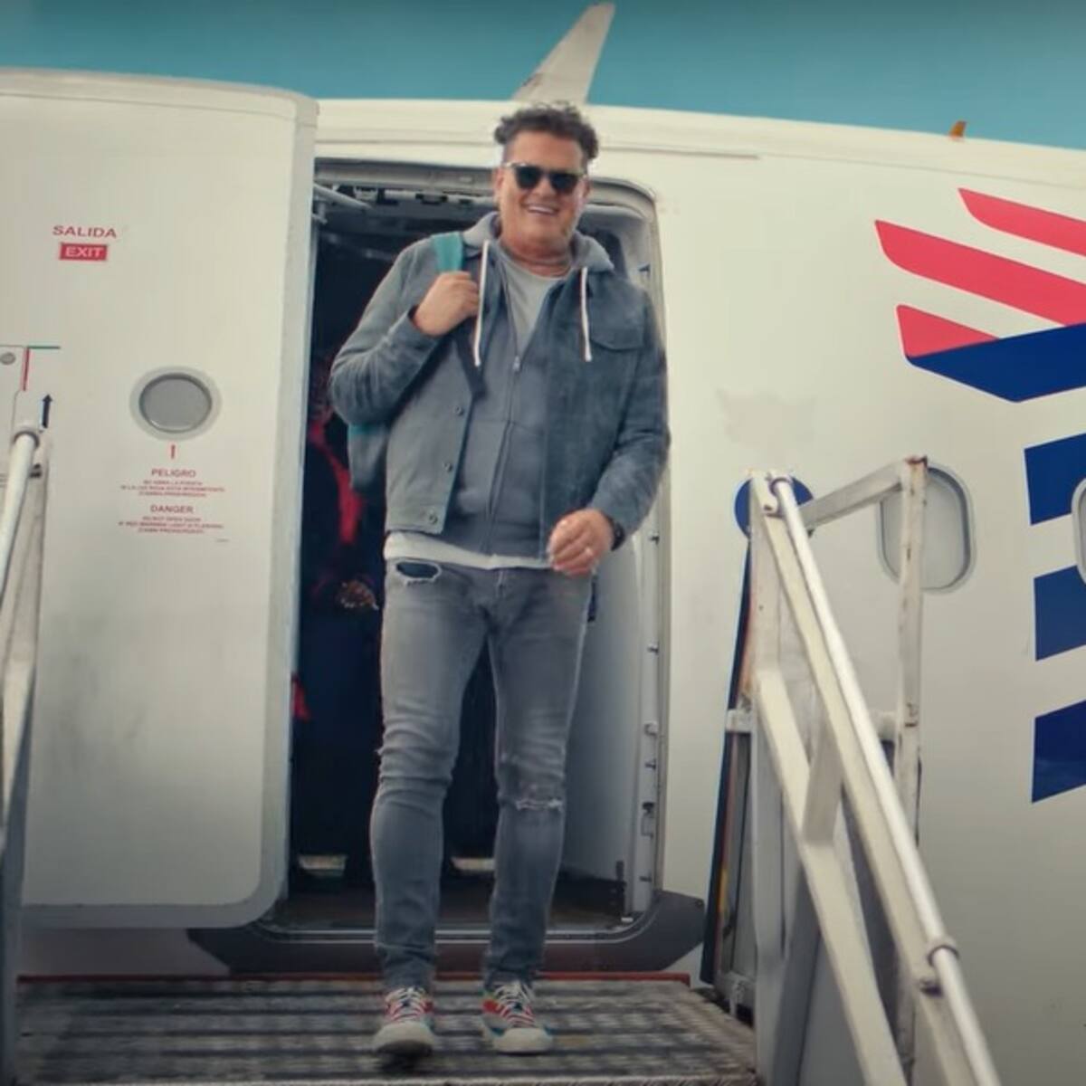 Así es ‘Volamos por ti’, campaña de LATAM Airlines con Carlos Vives como protagonista