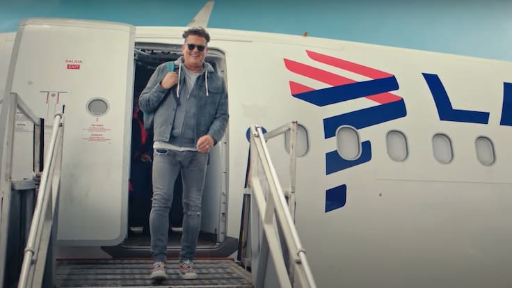 Así es ‘Volamos por ti’, campaña de LATAM Airlines con Carlos Vives como protagonista