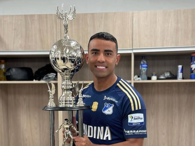 Omar Bertel con el trofeo de la Superliga ganada con Millonarios / Instagram: Omar Bertel.