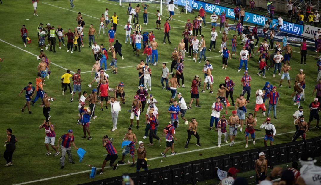 Enfrentamiento entre hinchas del Junior y el Unión Magdalena.